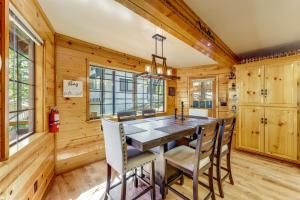 Multiple Decks! Cabin 1 Mi to Big Bear Lake Access