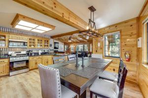 Multiple Decks! Cabin 1 Mi to Big Bear Lake Access