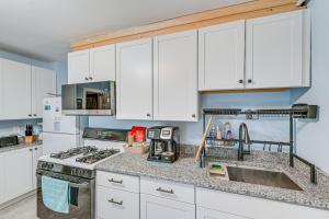 Walk to Convention Center and Boardwalk! Family Apt