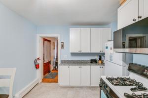 Walk to Convention Center and Boardwalk! Family Apt