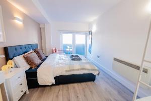 Modern 2 BR 2 Bath Flat With Balcony & Fast WiFi