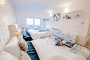 Modern 2 BR 2 Bath Flat With Balcony & Fast WiFi