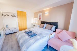 Modern 2 BR 2 Bath Flat With Balcony & Fast WiFi