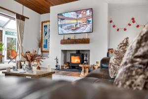 Corner View - Welcoming family home with conservatory