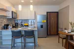 Serviced 2 bedroom with City Views in Panama