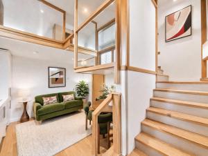 Modern Split-Level One Bedroom Apartment in Fulham Sleeps 3