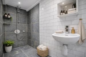 Modern Split-Level One Bedroom Apartment in Fulham Sleeps 3