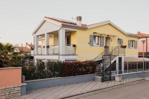 Apartments with parking space Umag - 25324