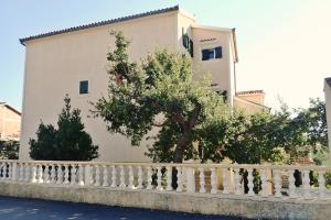 Apartments with parking space Starigrad - Paklenica - 25376