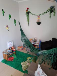 APARTAMENTO ACONCHEGANTE com brinquedoteca estacionamento Wi-Fi a duas quadras da praia no bairro da Guilhermina