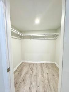 Spacious High Ceiling Lower Level Suite-New & Cozy