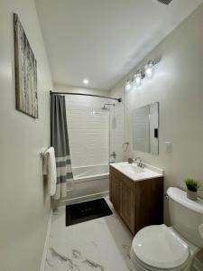 Spacious High Ceiling Lower Level Suite-New & Cozy