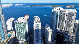 Stunning High Rise - 2BR - 3Beds - 6 guests - Balcony Sea View - Free Parking