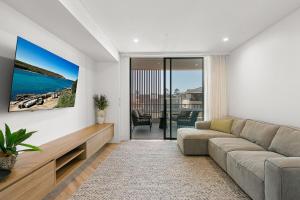 3BR Coastal Escape with Ocean Views, Shared Pool & Jacuzzi, 2 Car Spaces & Walk to Surf Beach