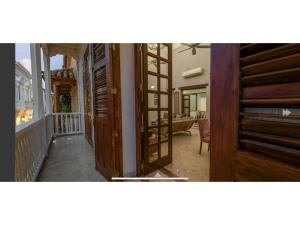 Luxury Large Apartment With Colonial Balcony