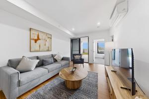 Modern 2-Bed Apartment with Private Balcony