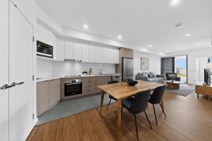 Modern 2-Bed Apartment with Private Balcony