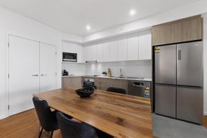 Modern 2-Bed Apartment with Private Balcony