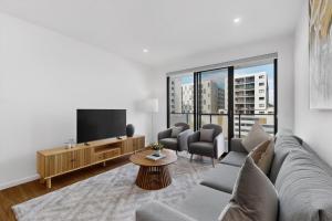Newly Built 3 Bed Apartment with Onsite Parking