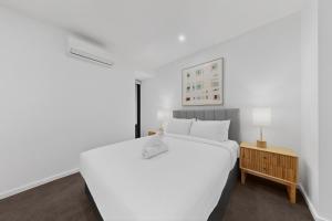 Bright Newly 2 Bed Apartment with Balcony Views