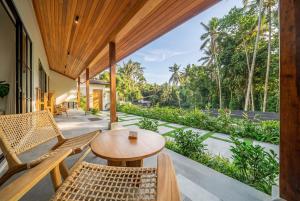 Bergamo by DH - Palm Tree Escape with Pool & Spacious Patio