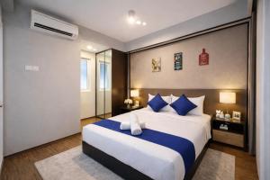High floor Seaview 2BR Loft Maritime Suites Goerge Town Karpal Singh