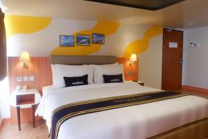 Doulos Phos The Ship Hotel