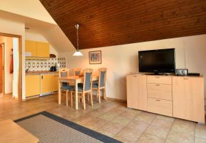 Ferienpark AM WALDRAND - Appartement für 4 Personen mit Balkon - Gaffel