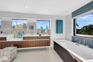 Waterfront Masterpiece Villa Grand Heated Pool Seabreeze Key