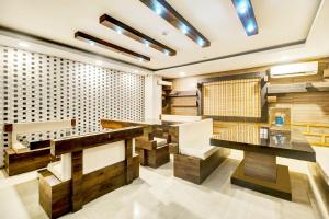 Super Townhouse Hatigaon Near Medicity Formerly Hotel Grand Majesty