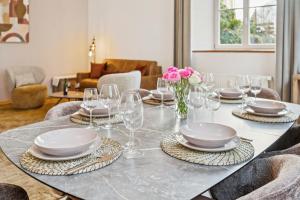 Design Apartment Altstadt 100 qm I 6 Gäste I Parkplatz & 85" Smart-TV