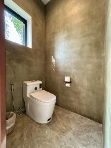 Private Bungalow by Large Salt Water Pool & Jacuzzi, Fast WIFI & Garden