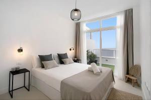 Beachfront Seaview Oasis - Private Terrace & Panoramic Ocean Views