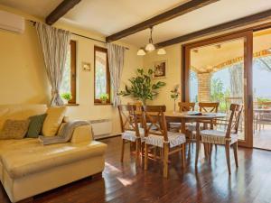 104 - Balatonszárszón 3 hálószobás luxus nyaraló saját vízparttal kiadó