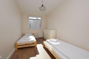 Spacious Victus Apartment with a Balcony Near the Beach by Noclegi Renters