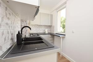 Spacious Victus Apartment with a Balcony Near the Beach by Noclegi Renters