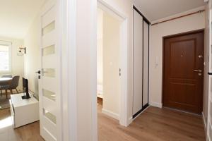 Spacious Victus Apartment with a Balcony Near the Beach by Noclegi Renters