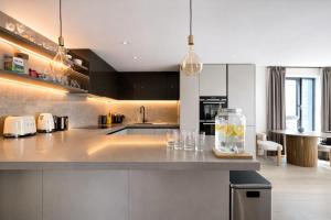 Luxury London Apartment West End, London City Views, Westfield, Pool, Gym