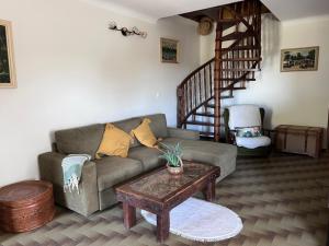 Private house, pool, garden and air conditioning