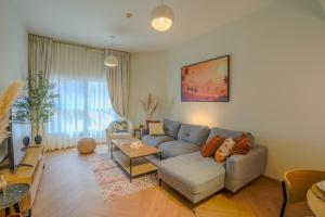 Modern Dessert Atelier 3 Mins walk to circle mall JVC Brand new Pool Views