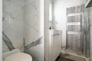 Heart Marais Studio by Melvane