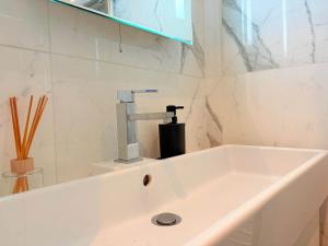 Heart Marais Studio by Melvane