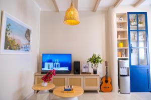 2BR City Center Stay - Santorini Style, Near MRT, Sudirman area