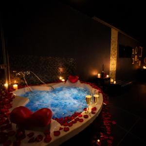 Love room avec balnéo et ambiance romantique