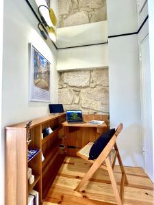 Elegant Beamed Loft with AC near Aliados