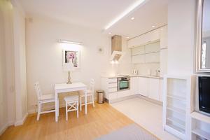 Jasny & Komfortowy Victus Apartament z Balkonem by Noclegi Renters