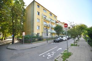 Jasny & Komfortowy Victus Apartament z Balkonem by Noclegi Renters