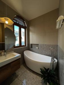 Kaji House - New 4-bedroom swimming pool for 8-10 guests in My Khe