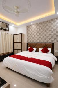 Hotel !PRAKASH RESIDENCY! #Near Shri Kashi Vishwanath Temple# With Lift AND Wifi Facility