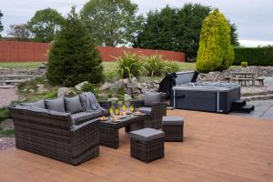 Woodside Barn Sleeps 14 with Hot Tub